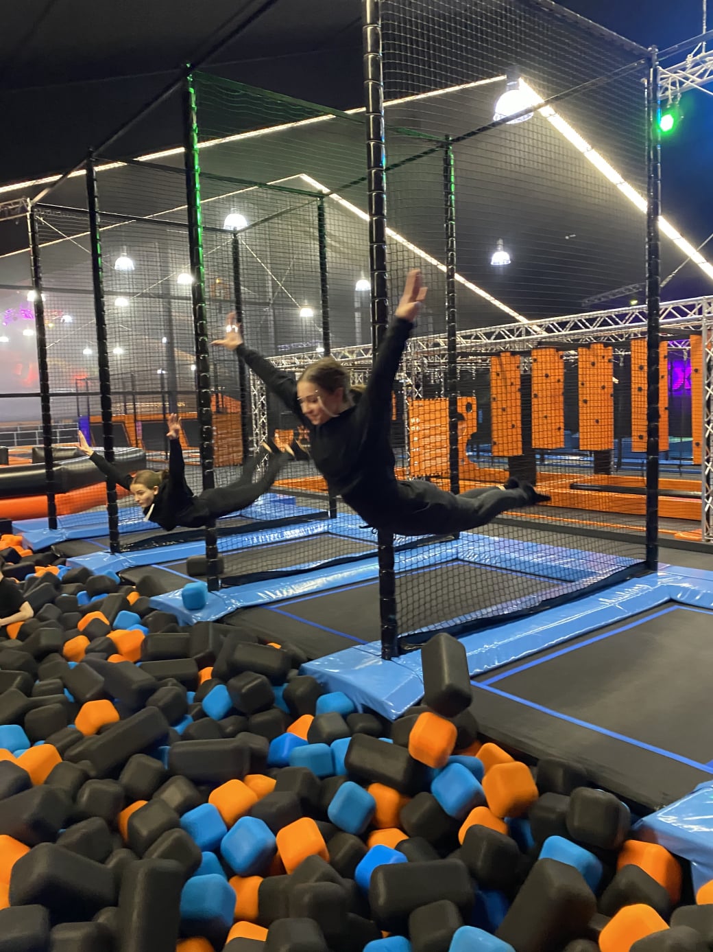 2 Frauen jumpen